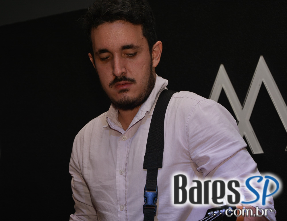 Banda karaokê Club tocou muita música e agitou o palco do Mahôe Bar Banda karaokê Club tocou muita música e agitou o palco do Mahôe Bar