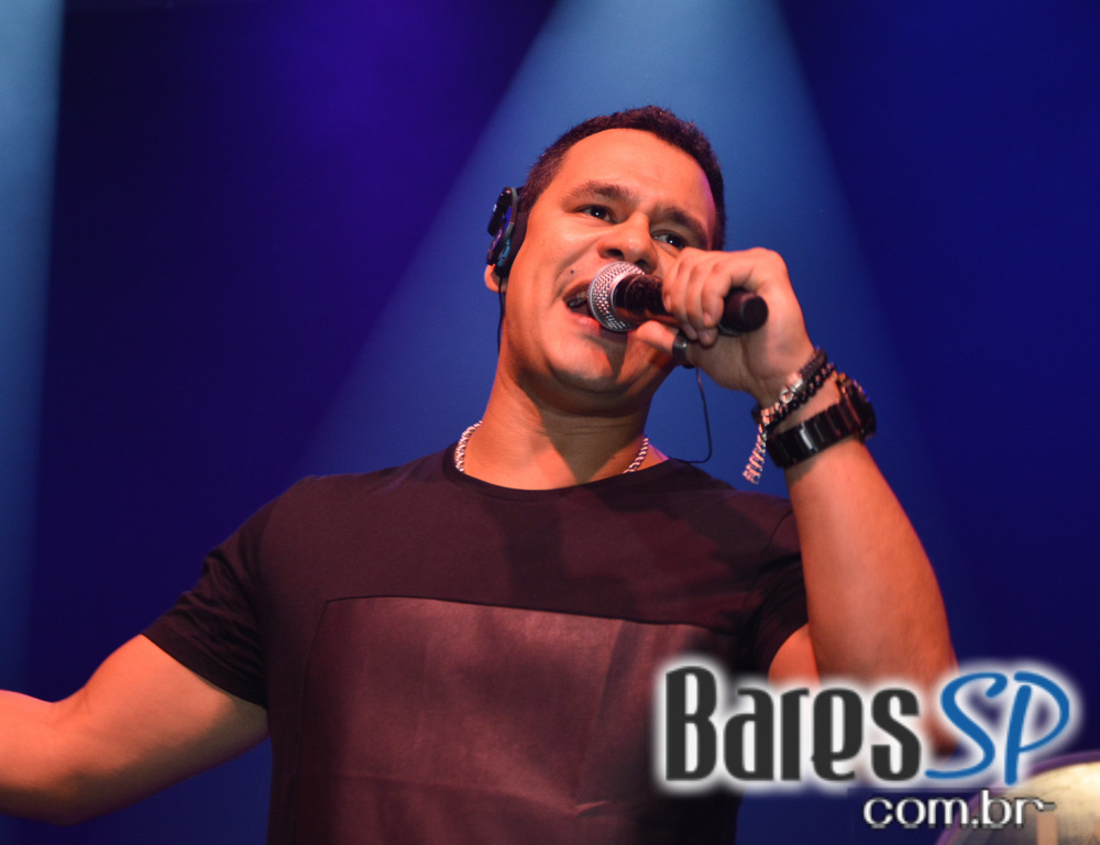 Grupo Revelação cantou seus sucessos na Festa de 1 ano do Lapa 40 Graus Grupo Revelação cantou seus sucessos na Festa de 1 ano do Lapa 40 Graus