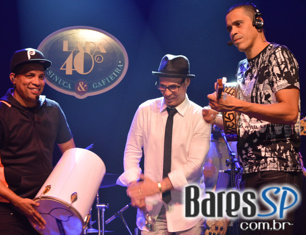 Grupo Revelação cantou seus sucessos na Festa de 1 ano do Lapa 40 Graus Grupo Revelação cantou seus sucessos na Festa de 1 ano do Lapa 40 Graus