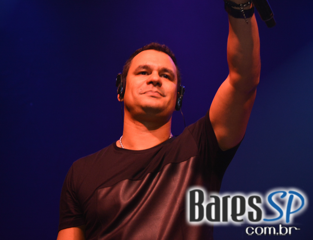 Grupo Revelação cantou seus sucessos na Festa de 1 ano do Lapa 40 Graus Grupo Revelação cantou seus sucessos na Festa de 1 ano do Lapa 40 Graus