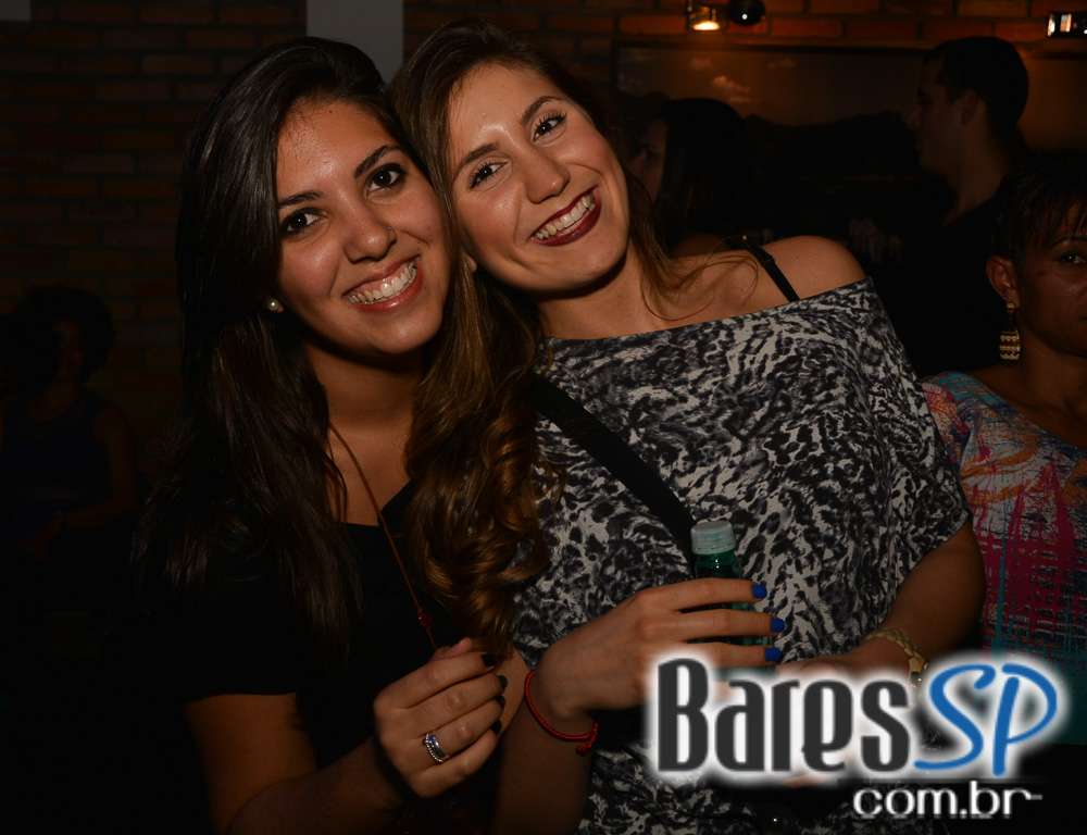 Grupo Revelação cantou seus sucessos na Festa de 1 ano do Lapa 40 Graus Grupo Revelação cantou seus sucessos na Festa de 1 ano do Lapa 40 Graus