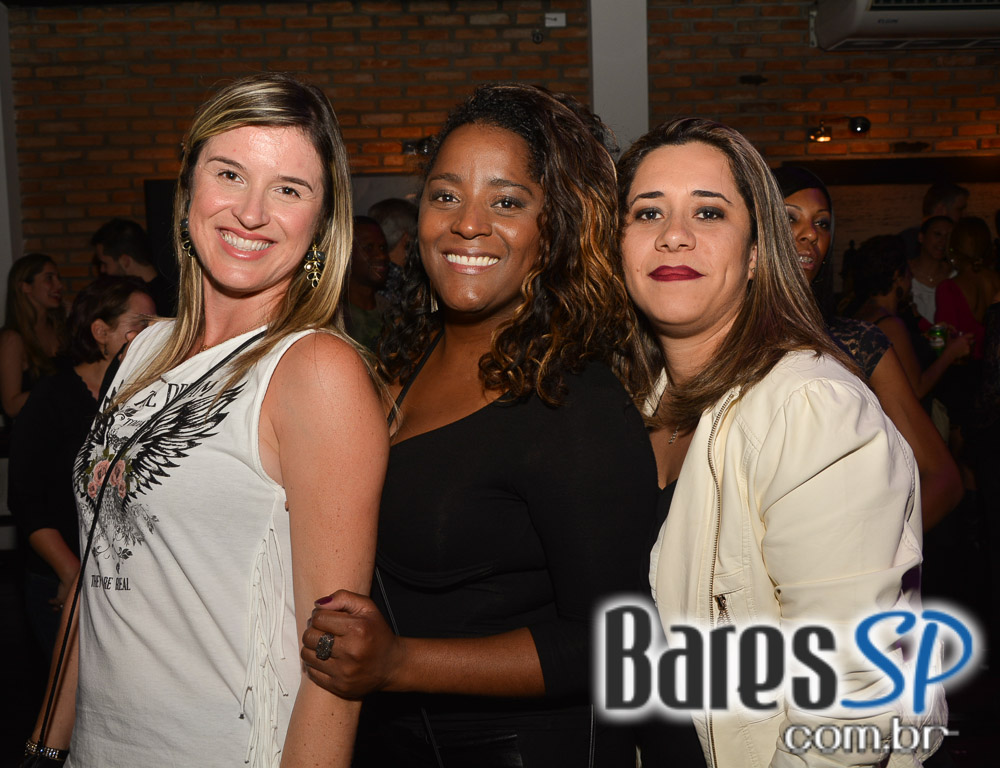Grupo Revelação cantou seus sucessos na Festa de 1 ano do Lapa 40 Graus Grupo Revelação cantou seus sucessos na Festa de 1 ano do Lapa 40 Graus