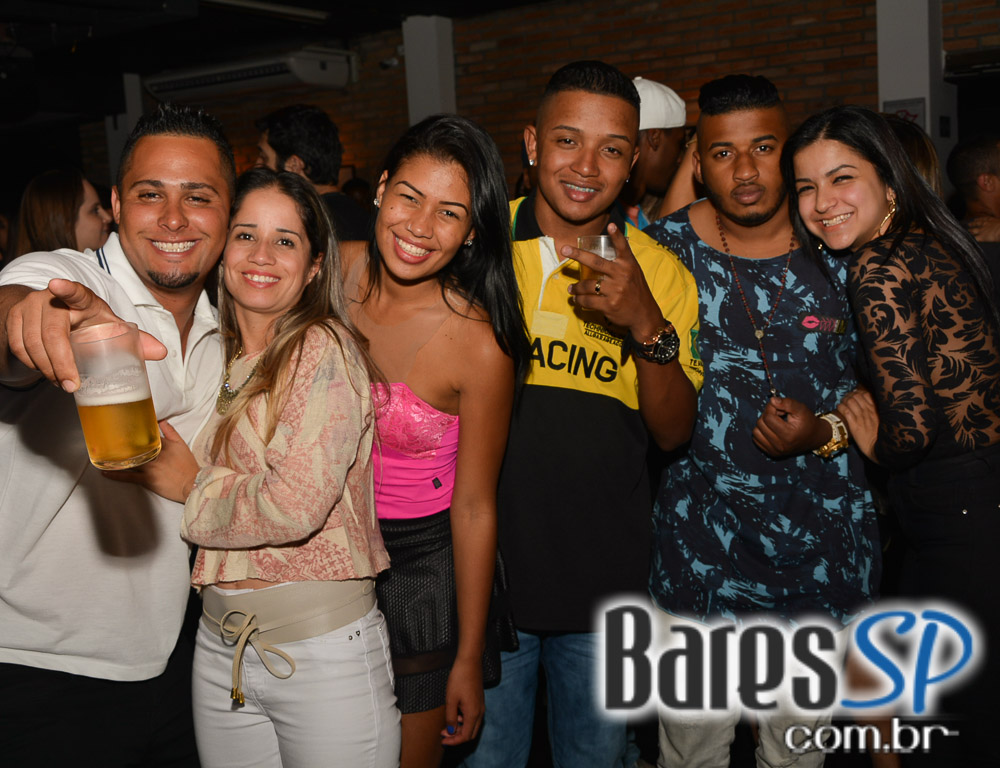 Grupo Revelação cantou seus sucessos na Festa de 1 ano do Lapa 40 Graus Grupo Revelação cantou seus sucessos na Festa de 1 ano do Lapa 40 Graus