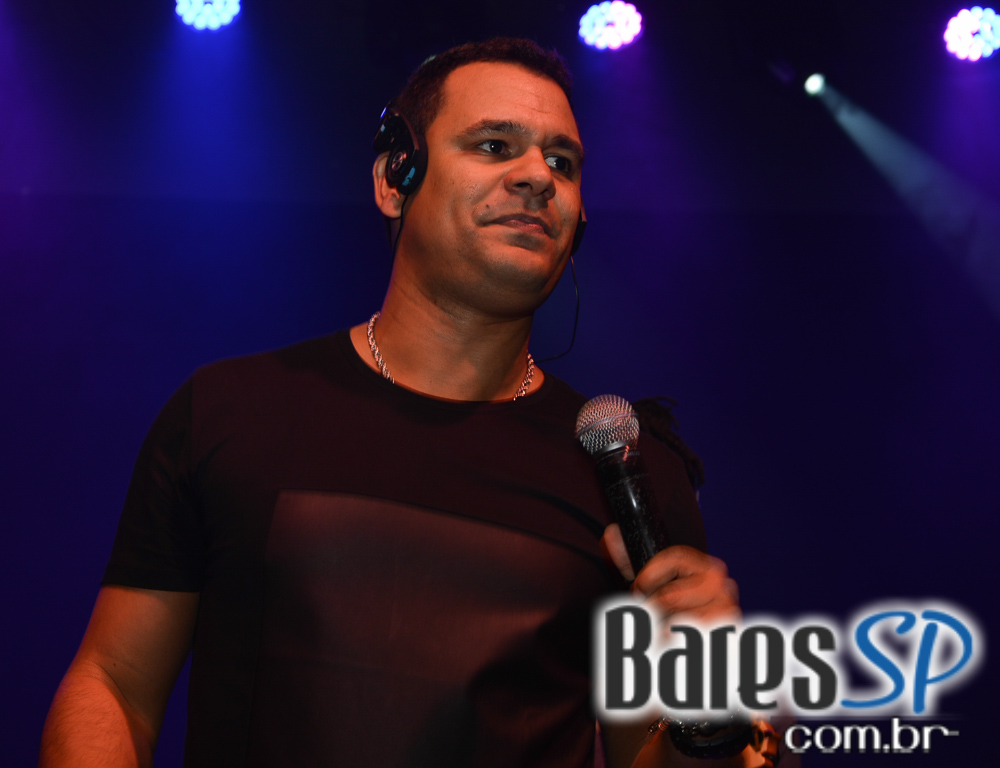 Grupo Revelação cantou seus sucessos na Festa de 1 ano do Lapa 40 Graus Grupo Revelação cantou seus sucessos na Festa de 1 ano do Lapa 40 Graus