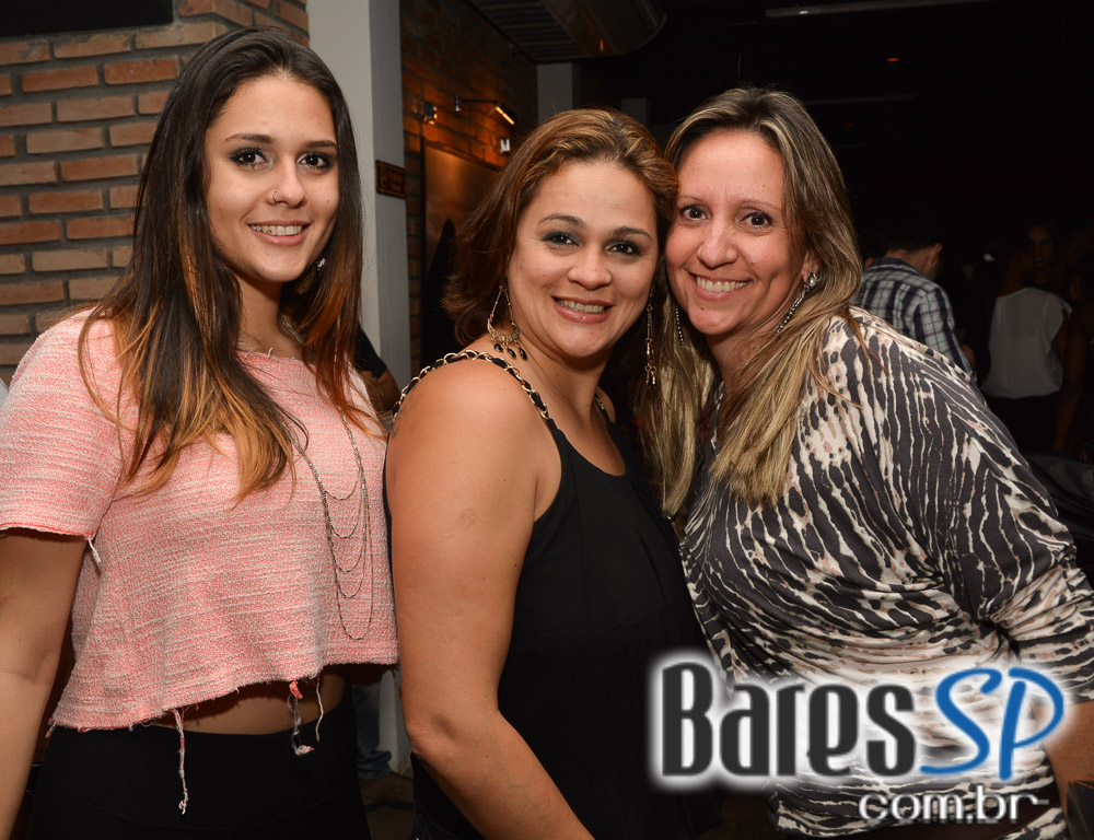 Grupo Revelação cantou seus sucessos na Festa de 1 ano do Lapa 40 Graus Grupo Revelação cantou seus sucessos na Festa de 1 ano do Lapa 40 Graus