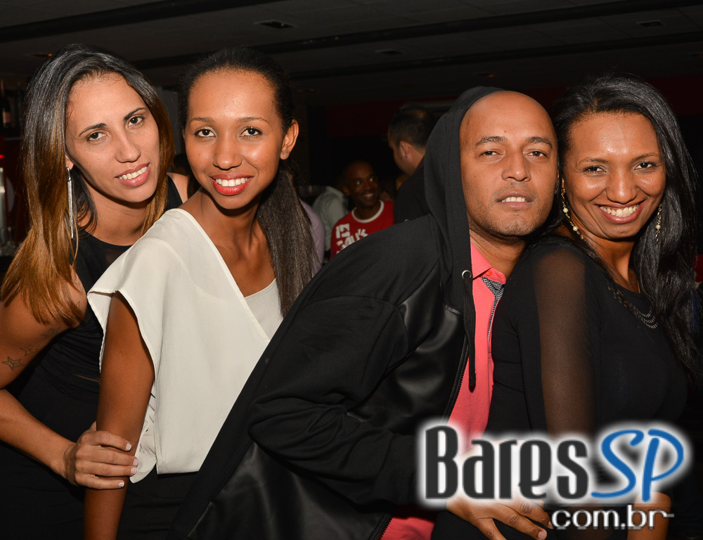 Grupo Revelação cantou seus sucessos na Festa de 1 ano do Lapa 40 Graus Grupo Revelação cantou seus sucessos na Festa de 1 ano do Lapa 40 Graus