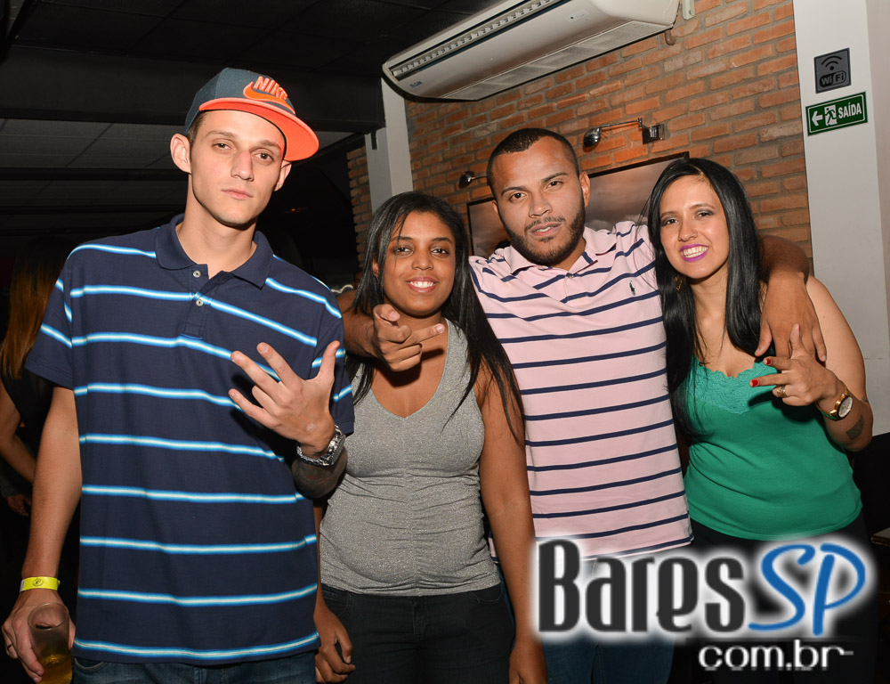 Grupo Revelação cantou seus sucessos na Festa de 1 ano do Lapa 40 Graus Grupo Revelação cantou seus sucessos na Festa de 1 ano do Lapa 40 Graus