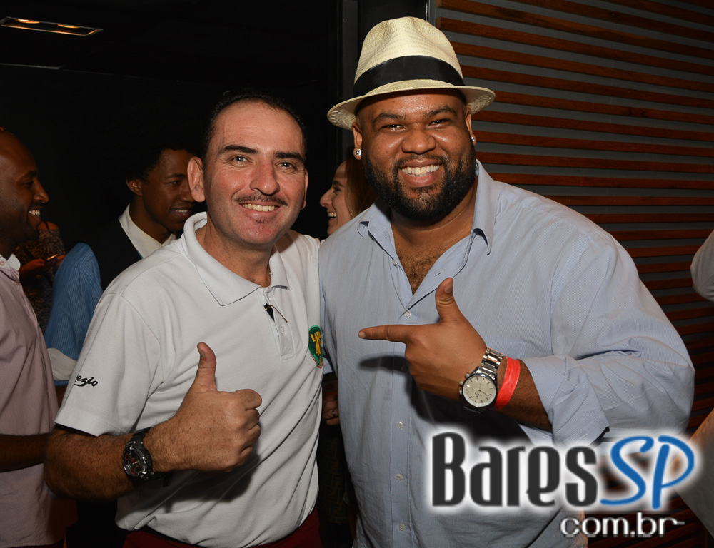 Grupo Revelação cantou seus sucessos na Festa de 1 ano do Lapa 40 Graus Grupo Revelação cantou seus sucessos na Festa de 1 ano do Lapa 40 Graus