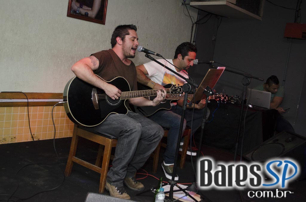 Banda Fonte 72 e DJ residente animaram a sexta-feira no Capital da Villa Banda Fonte 72 e DJ residente animaram a sexta-feira no Capital da Villa