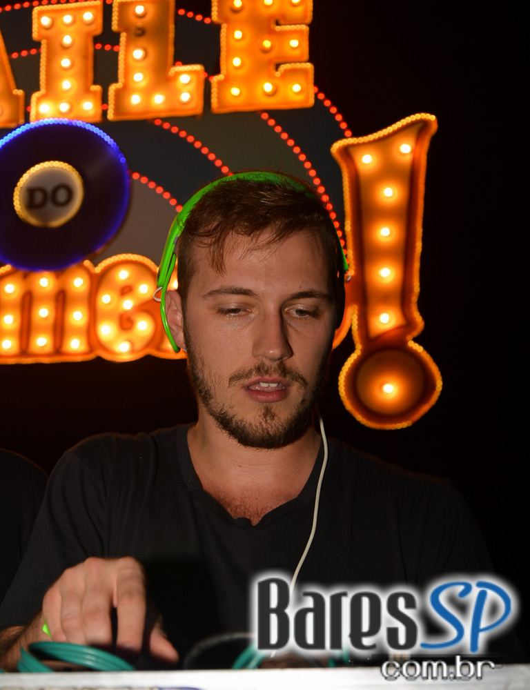 Baile do Movimento com show do cantor Péricles no Esporte Clube Pinheiros Baile do Movimento com show do cantor Péricles no Esporte Clube Pinheiros