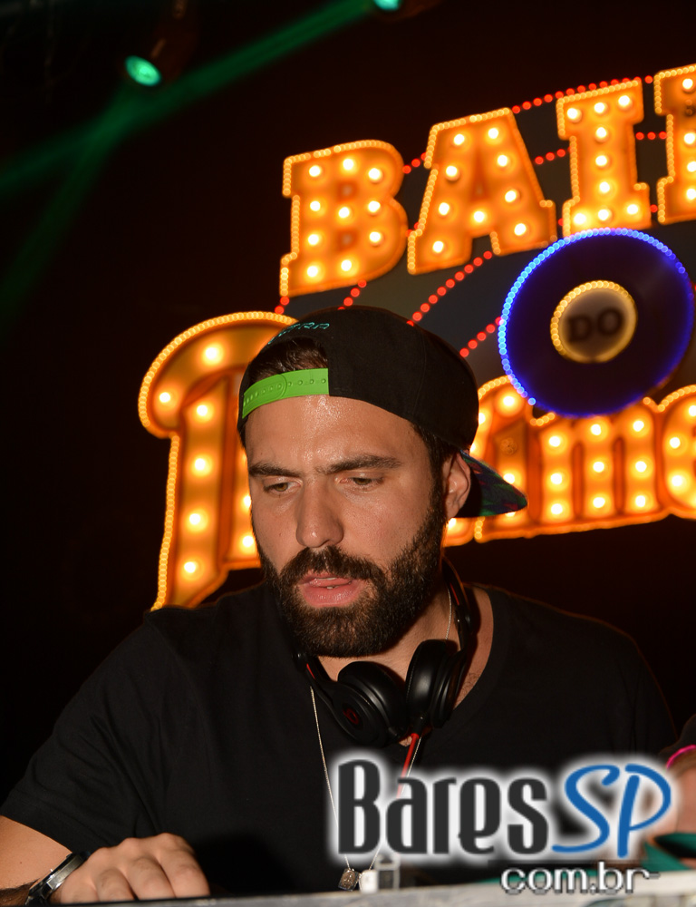 Baile do Movimento com show do cantor Péricles no Esporte Clube Pinheiros Baile do Movimento com show do cantor Péricles no Esporte Clube Pinheiros