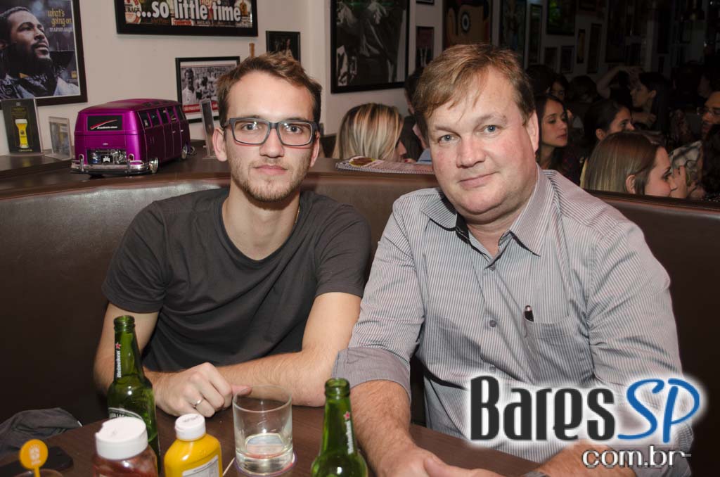 Partisans Pub comemorou aniversário de 3 anos com show do Grupo Partisans Electric Trio Partisans Pub comemorou aniversário de 3 anos com show do Grupo Partisans Electric Trio