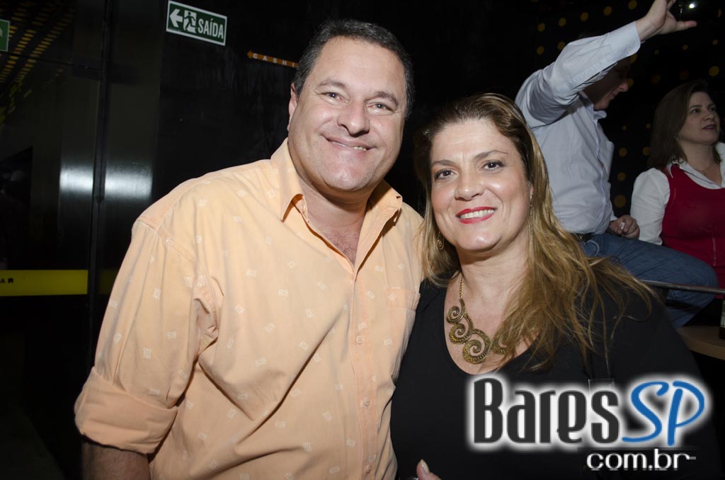 Na Mata Café apresentou show ao vivo da Banda Viva Noite com participação de Nahim Na Mata Café apresentou show ao vivo da Banda Viva Noite com participação de Nahim