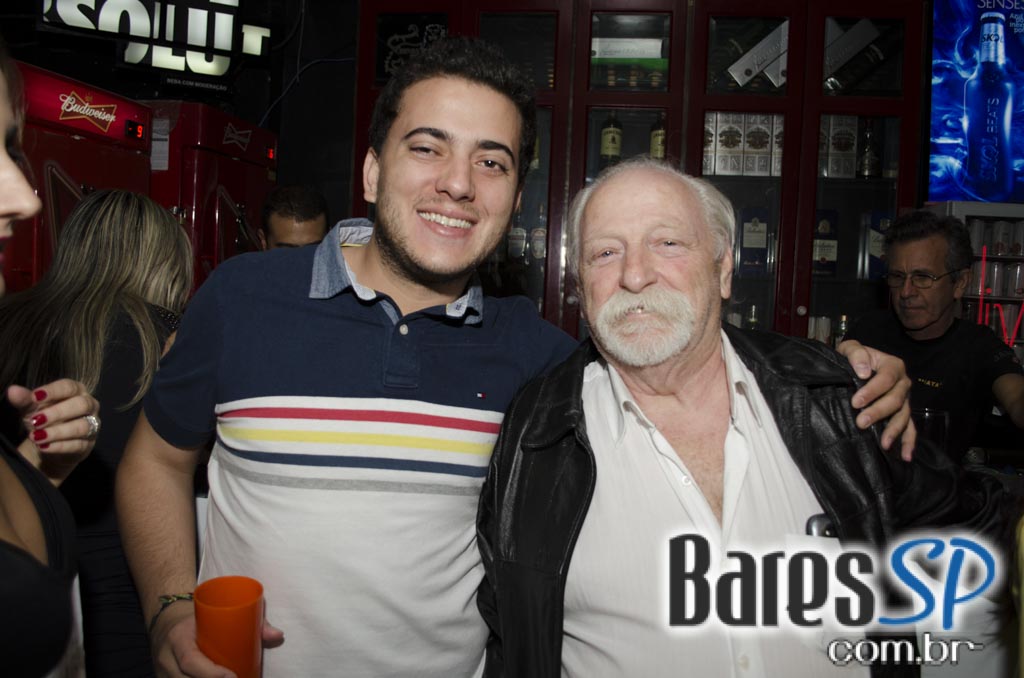 Na Mata Café apresentou show ao vivo da Banda Viva Noite com participação de Nahim Na Mata Café apresentou show ao vivo da Banda Viva Noite com participação de Nahim