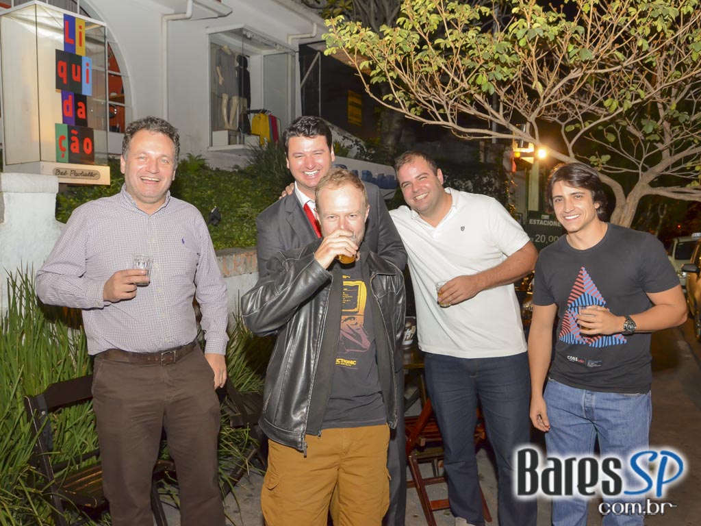 Quitandinha Bar recebeu os agitos de DJs convidados para animar a noite Quitandinha Bar recebeu os agitos de DJs convidados para animar a noite