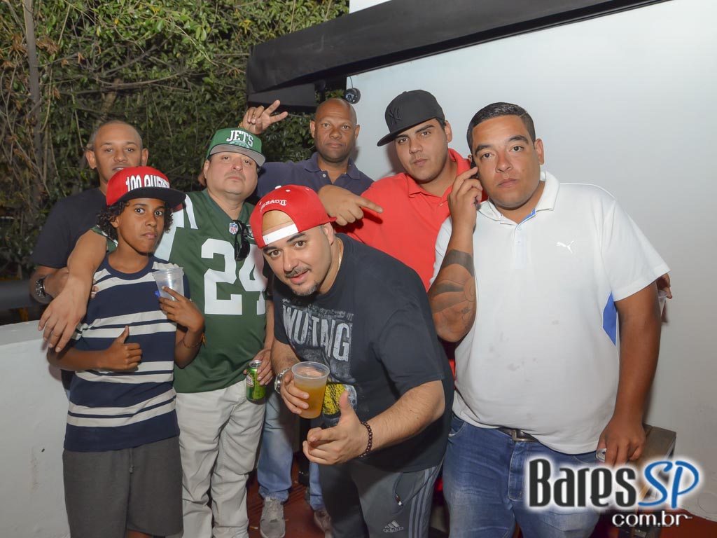 Quitandinha Bar recebeu os agitos de DJs convidados para animar a noite Quitandinha Bar recebeu os agitos de DJs convidados para animar a noite