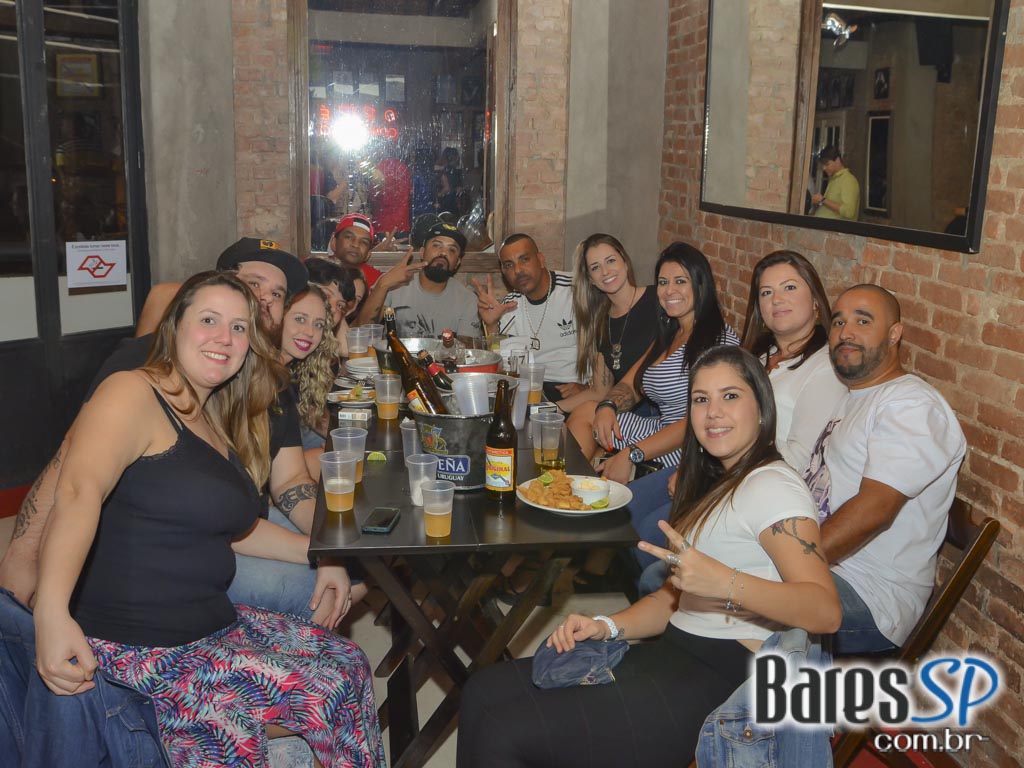 Quitandinha Bar recebeu os agitos de DJs convidados para animar a noite Quitandinha Bar recebeu os agitos de DJs convidados para animar a noite