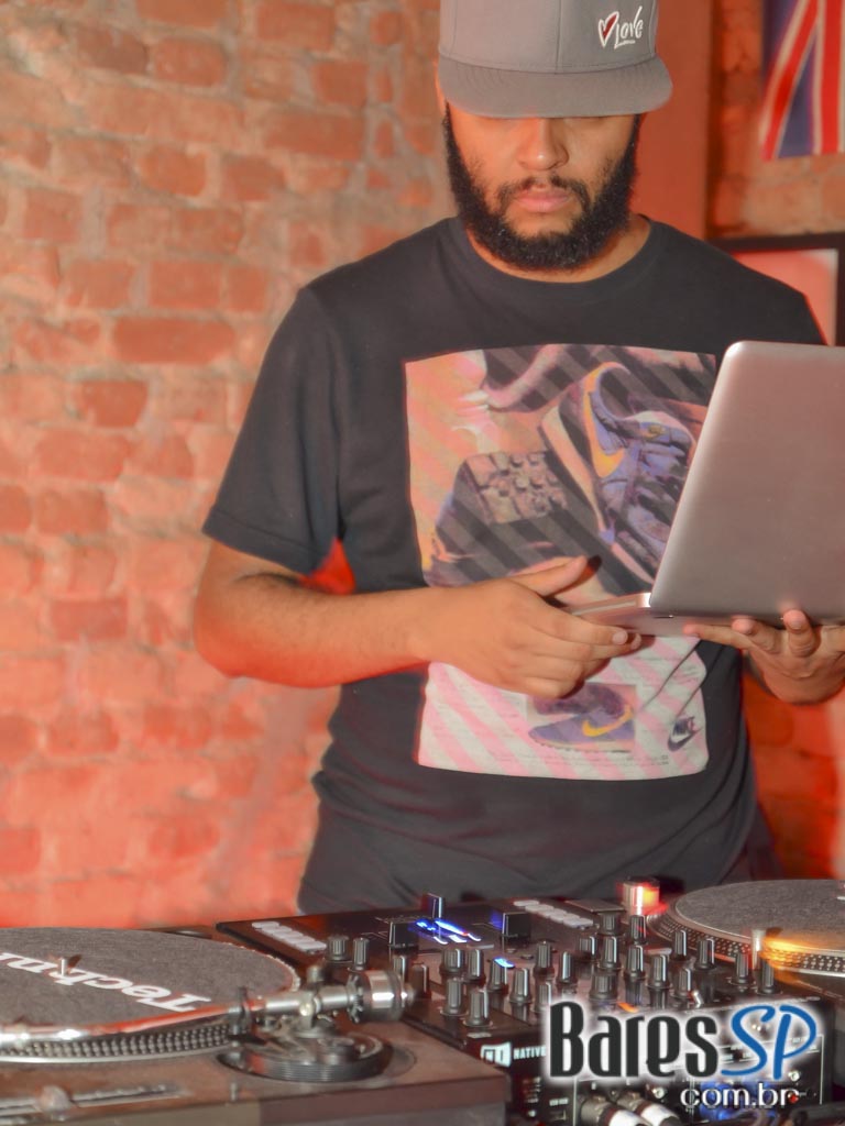 Quitandinha Bar recebeu os agitos de DJs convidados para animar a noite Quitandinha Bar recebeu os agitos de DJs convidados para animar a noite