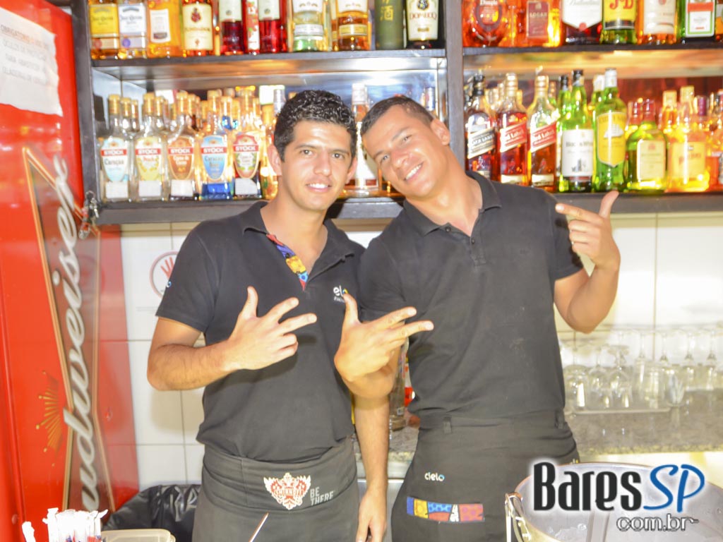 Quitandinha Bar recebeu os agitos de DJs convidados para animar a noite Quitandinha Bar recebeu os agitos de DJs convidados para animar a noite