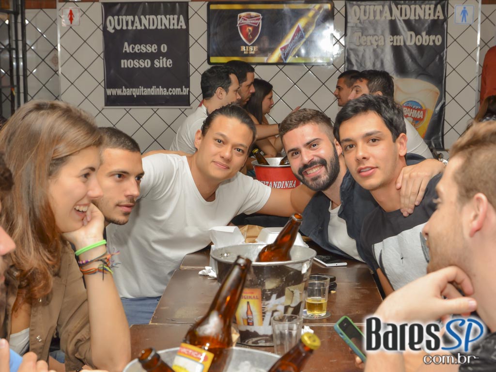 Quitandinha Bar recebeu os agitos de DJs convidados para animar a noite Quitandinha Bar recebeu os agitos de DJs convidados para animar a noite