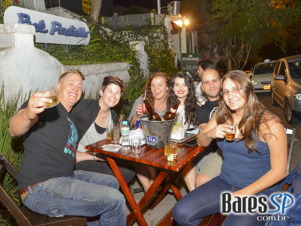 Quitandinha Bar recebeu os agitos de DJs convidados para animar a noite Quitandinha Bar recebeu os agitos de DJs convidados para animar a noite