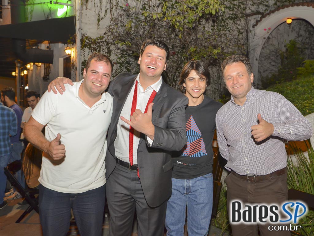 Quitandinha Bar recebeu os agitos de DJs convidados para animar a noite Quitandinha Bar recebeu os agitos de DJs convidados para animar a noite