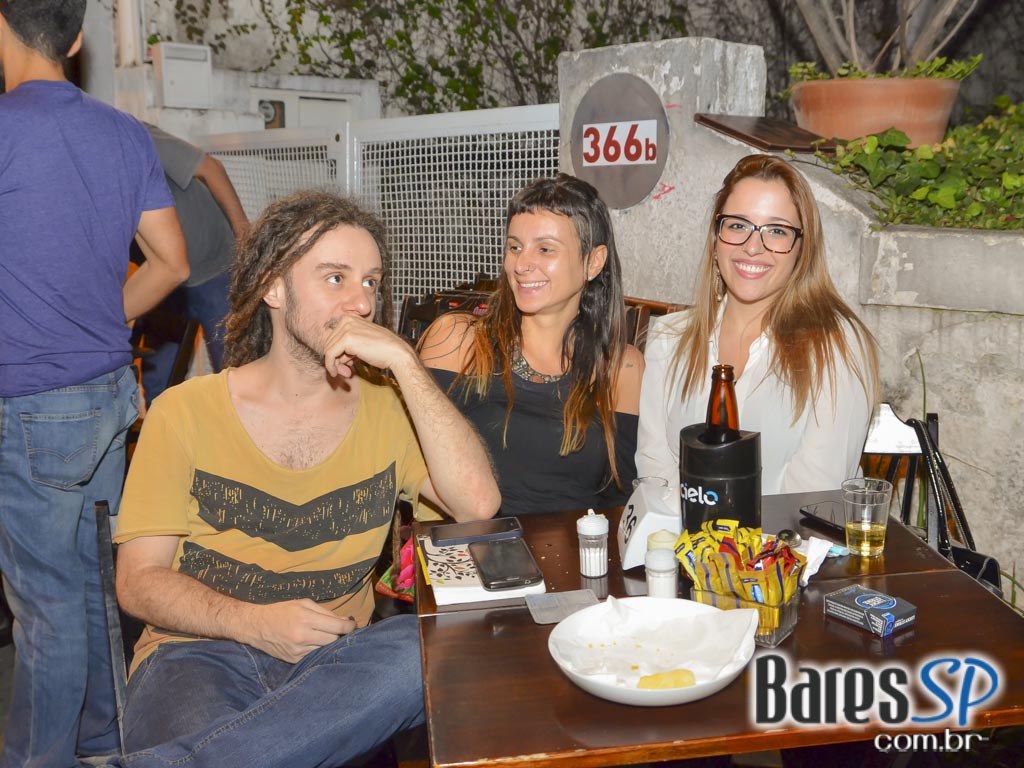 Quitandinha Bar recebeu os agitos de DJs convidados para animar a noite Quitandinha Bar recebeu os agitos de DJs convidados para animar a noite