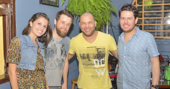 Carol Naine comandou a noite com muito samba no Umbabarauma Bar