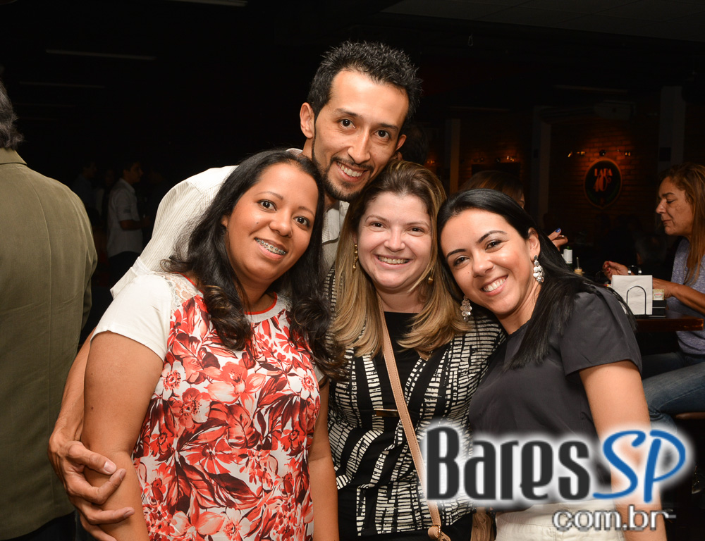 Lapa 40 Graus apresentou os sucessos do grupo Demônios da Garoa Lapa 40 Graus apresentou os sucessos do grupo Demônios da Garoa