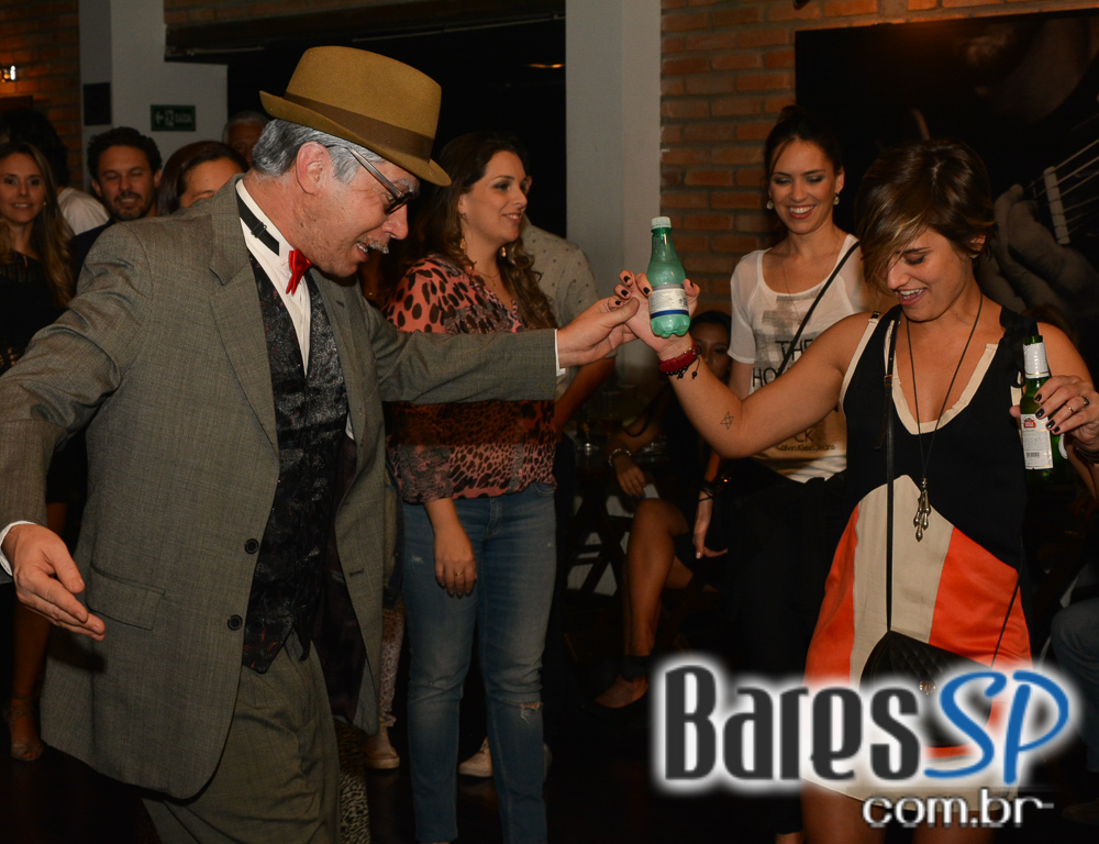 Lapa 40 Graus apresentou os sucessos do grupo Demônios da Garoa Lapa 40 Graus apresentou os sucessos do grupo Demônios da Garoa