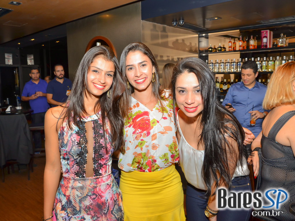 Dezoito Bar & Movement promoveu a Festa Fridays I'm Love com música ao vivo de Felipe Cambero Dezoito Bar & Movement promoveu a Festa Fridays I'm Love com música ao vivo de Felipe Cambero