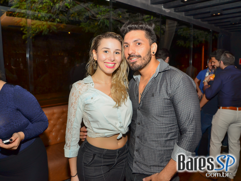 Dezoito Bar & Movement promoveu a Festa Fridays I'm Love com música ao vivo de Felipe Cambero Dezoito Bar & Movement promoveu a Festa Fridays I'm Love com música ao vivo de Felipe Cambero