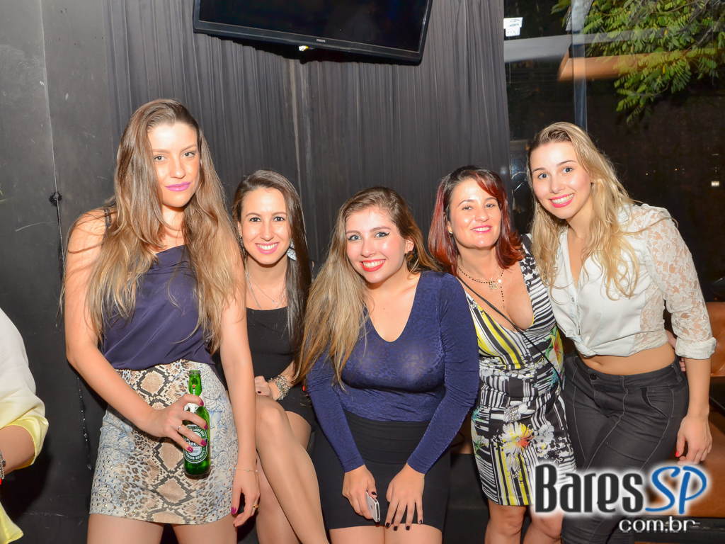 Dezoito Bar & Movement promoveu a Festa Fridays I'm Love com música ao vivo de Felipe Cambero Dezoito Bar & Movement promoveu a Festa Fridays I'm Love com música ao vivo de Felipe Cambero