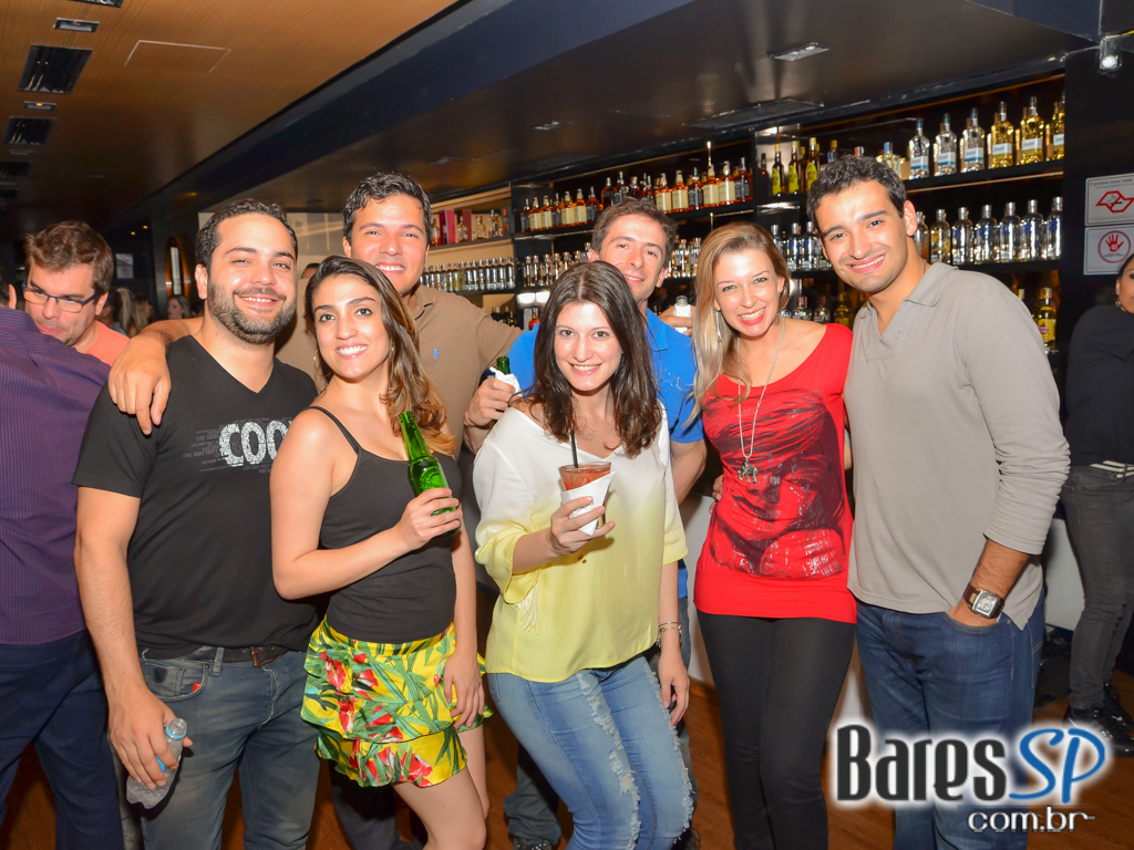 Dezoito Bar & Movement promoveu a Festa Fridays I'm Love com música ao vivo de Felipe Cambero Dezoito Bar & Movement promoveu a Festa Fridays I'm Love com música ao vivo de Felipe Cambero