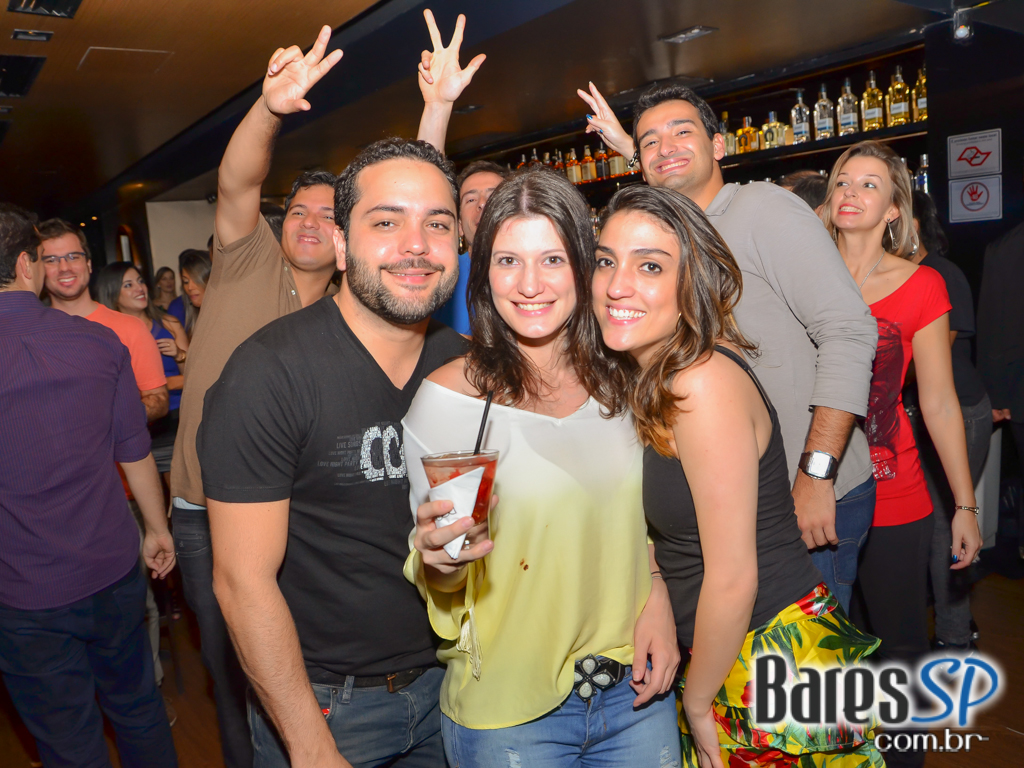 Dezoito Bar & Movement promoveu a Festa Fridays I'm Love com música ao vivo de Felipe Cambero Dezoito Bar & Movement promoveu a Festa Fridays I'm Love com música ao vivo de Felipe Cambero