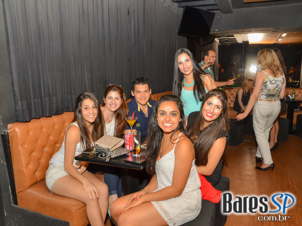 Dezoito Bar & Movement promoveu a Festa Fridays I'm Love com música ao vivo de Felipe Cambero Dezoito Bar & Movement promoveu a Festa Fridays I'm Love com música ao vivo de Felipe Cambero