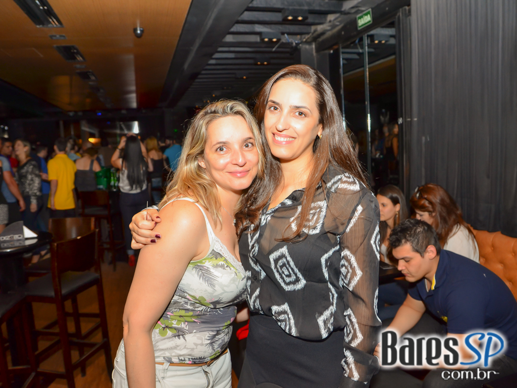 Dezoito Bar & Movement promoveu a Festa Fridays I'm Love com música ao vivo de Felipe Cambero Dezoito Bar & Movement promoveu a Festa Fridays I'm Love com música ao vivo de Felipe Cambero