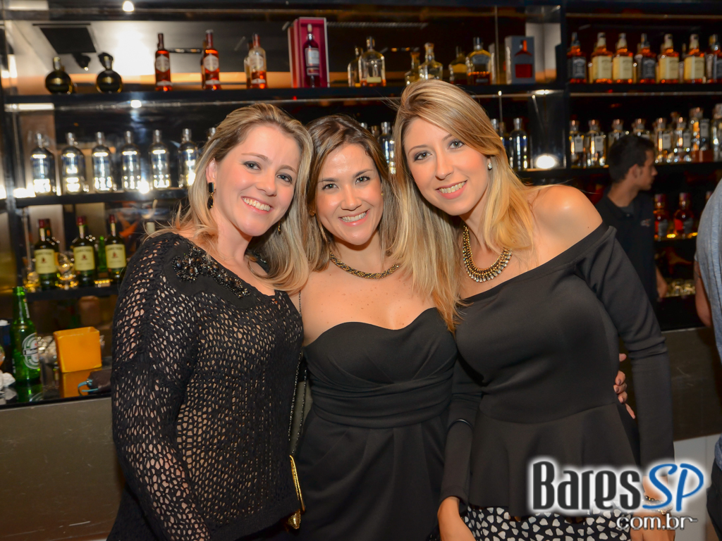 Dezoito Bar & Movement promoveu a Festa Fridays I'm Love com música ao vivo de Felipe Cambero Dezoito Bar & Movement promoveu a Festa Fridays I'm Love com música ao vivo de Felipe Cambero