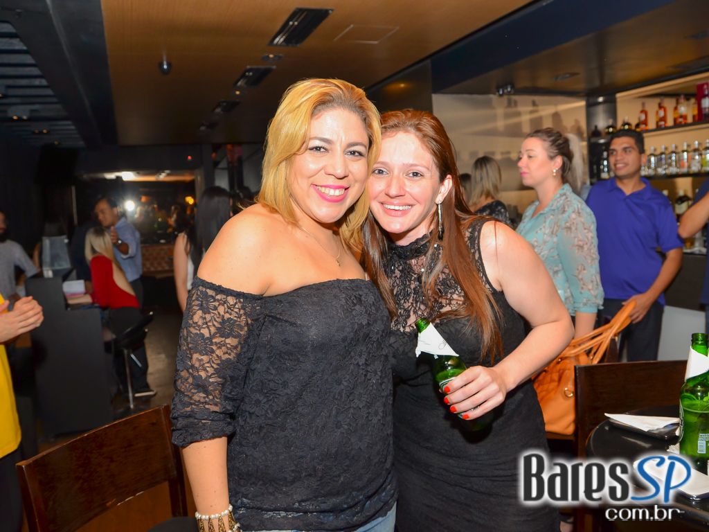 Dezoito Bar & Movement promoveu a Festa Fridays I'm Love com música ao vivo de Felipe Cambero Dezoito Bar & Movement promoveu a Festa Fridays I'm Love com música ao vivo de Felipe Cambero