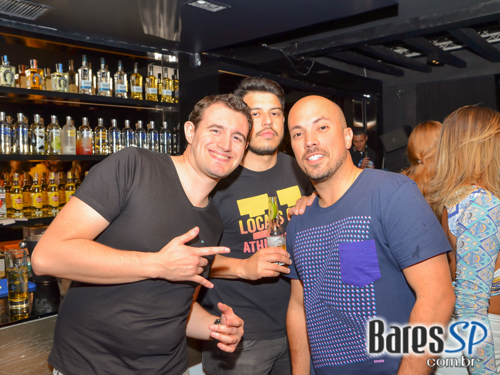 Dezoito Bar & Movement promoveu a Festa Fridays I'm Love com música ao vivo de Felipe Cambero Dezoito Bar & Movement promoveu a Festa Fridays I'm Love com música ao vivo de Felipe Cambero