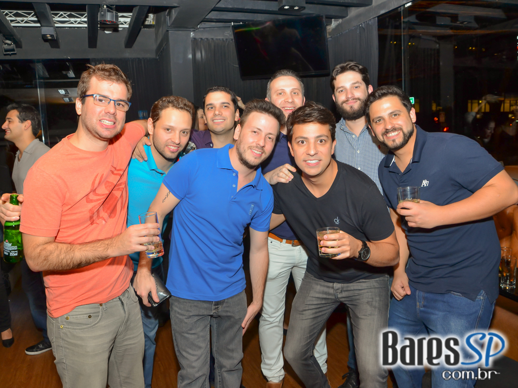 Dezoito Bar & Movement promoveu a Festa Fridays I'm Love com música ao vivo de Felipe Cambero Dezoito Bar & Movement promoveu a Festa Fridays I'm Love com música ao vivo de Felipe Cambero