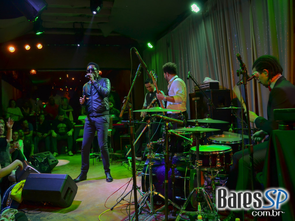 Ed Motta e Banda Serial Funkers agitaram a noite de sábado do Grazie a Dio! Ed Motta e Banda Serial Funkers agitaram a noite de sábado do Grazie a Dio!