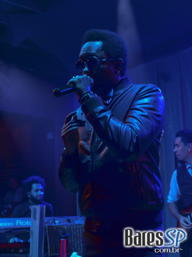 Ed Motta e Banda Serial Funkers agitaram a noite de sábado do Grazie a Dio! Ed Motta e Banda Serial Funkers agitaram a noite de sábado do Grazie a Dio!