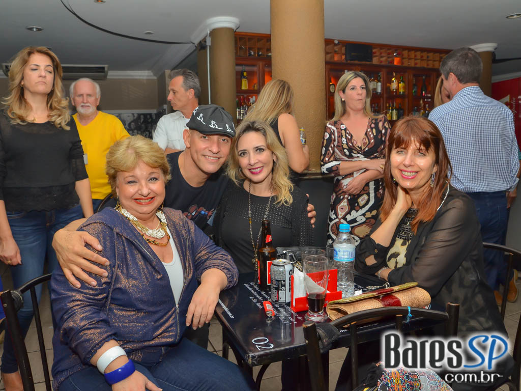 Banda Under Rock agita o palco do Memphis Bar com muito Rock Banda Under Rock agita o palco do Memphis Bar com muito Rock