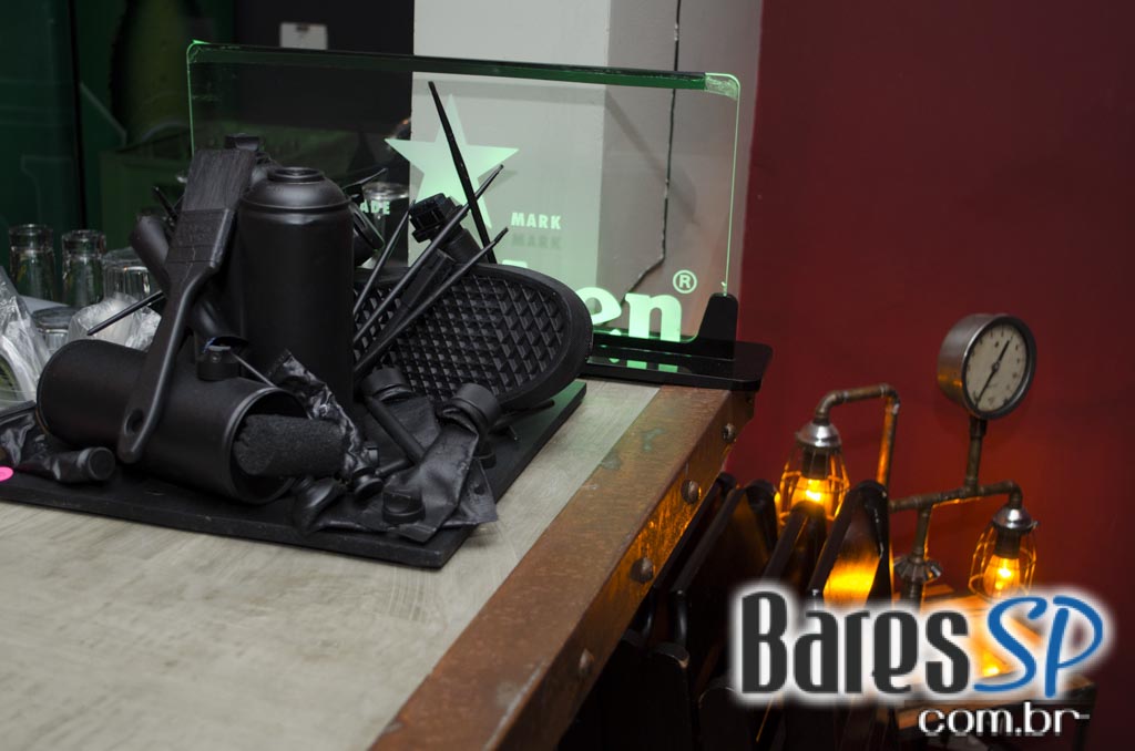 Razzmatazz apresentou Brit Explosion com Charly Coombes animou a noite Razzmatazz apresentou Brit Explosion com Charly Coombes animou a noite