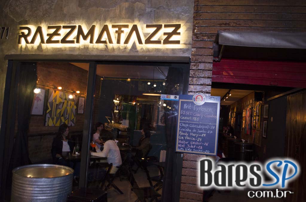 Razzmatazz apresentou Brit Explosion com Charly Coombes animou a noite Razzmatazz apresentou Brit Explosion com Charly Coombes animou a noite