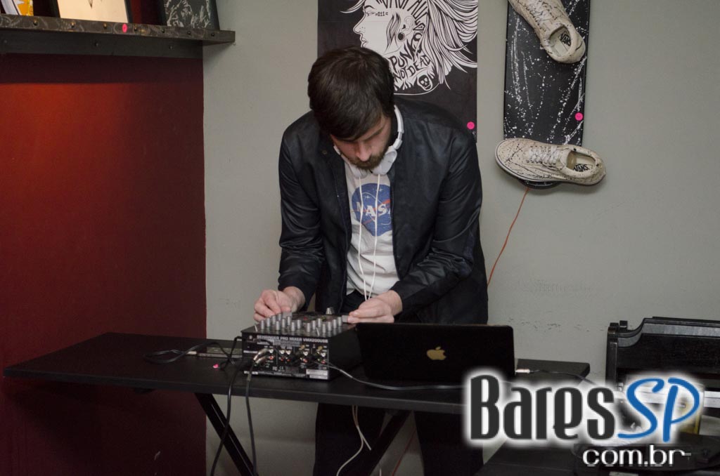 Razzmatazz apresentou Brit Explosion com Charly Coombes animou a noite Razzmatazz apresentou Brit Explosion com Charly Coombes animou a noite