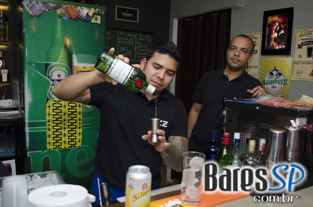 Razzmatazz apresentou Brit Explosion com Charly Coombes animou a noite Razzmatazz apresentou Brit Explosion com Charly Coombes animou a noite