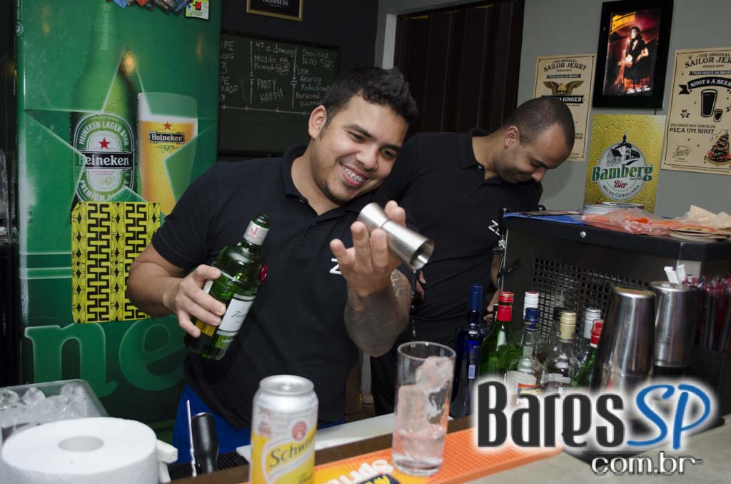 Razzmatazz apresentou Brit Explosion com Charly Coombes animou a noite Razzmatazz apresentou Brit Explosion com Charly Coombes animou a noite