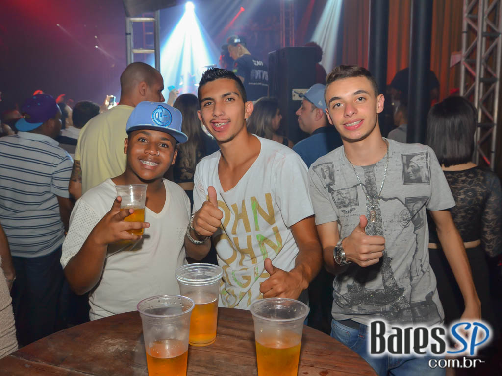 Grupo Os Travessos e convidados animaram a noite do Splash Bar na sexta Grupo Os Travessos e convidados animaram a noite do Splash Bar na sexta